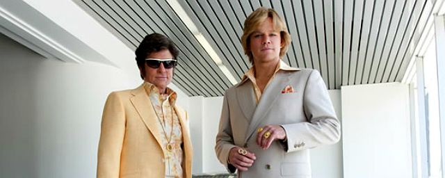 Michael Douglas e Matt Damon são amantes na primeira foto oficial de Behind the Candelabra
