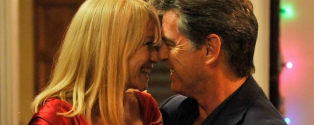 Comédia romântica com Pierce Brosnan ganha cartaz nacional