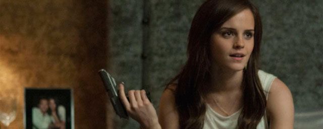 Emma Watson brinca com arma em novas imagens de The Bling Ring