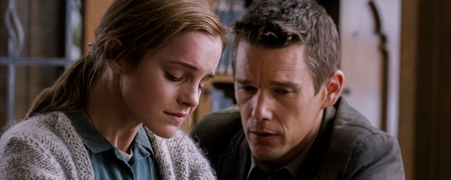 Emma Watson tenta conter as lágrimas na primeira imagem do drama Regression