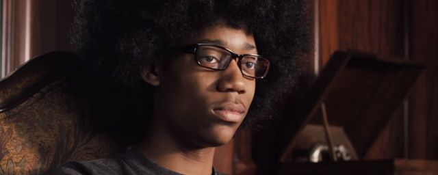 Com protagonista de Todo Mundo Odeia o Chris, comédia satírica sobre racismo ganha novo trailer
