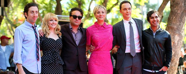 The Big Bang Theory: Elenco se reúne em cerimônia na Calçada da Fama para Kaley Cuoco-Sweeting