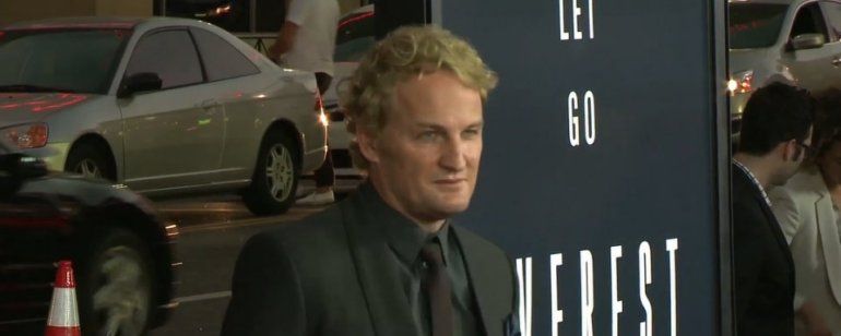 AdoroHollywood: "Evereste foi feito para você se sentir como se estivesse na montanha", diz Jason Clarke