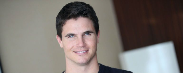 Robbie Amell entra para o elenco da comédia romântica When We First Met