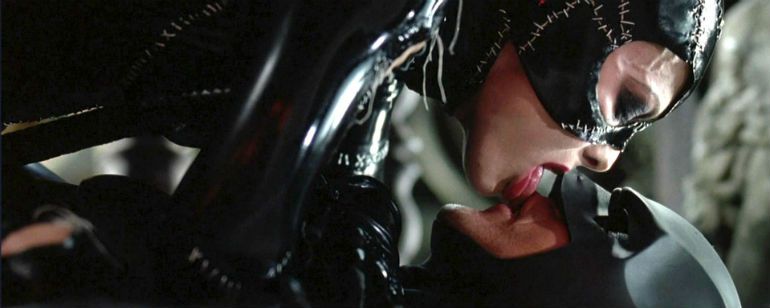 Você sabe quantas vezes o Batman já beijou alguém nos cinemas? Vídeo faz a contagem