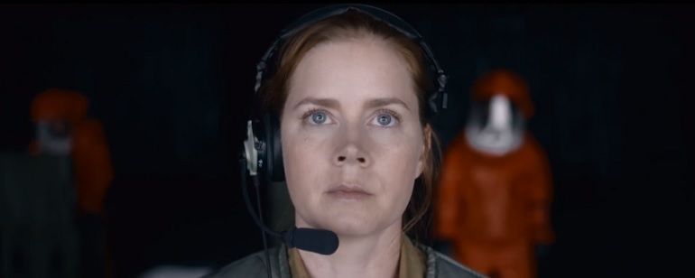 Amy Adams e Jeremy Renner estampam cartazes de A Chegada