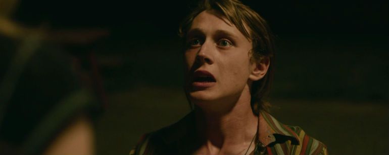Exclusivo: Romance adolescente vira uma cena constrangedora em clipe de Capitão Fantástico