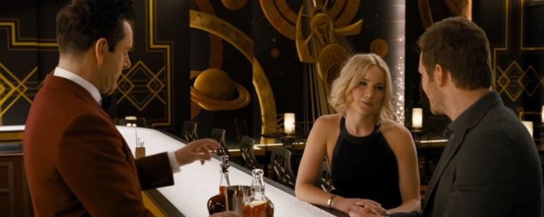 Flertes, elogios e um garçom robô no primeiro encontro de Chris Pratt e Jennifer Lawrence em Passageiros