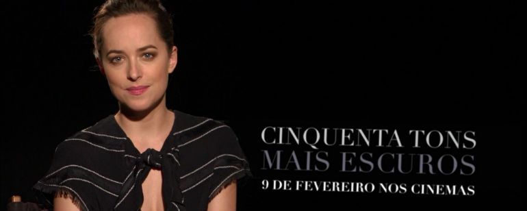 Exclusivo: Dakota Johnson convida espectadores do AdoroCinema para ver Cinquenta Tons Mais Escuros
