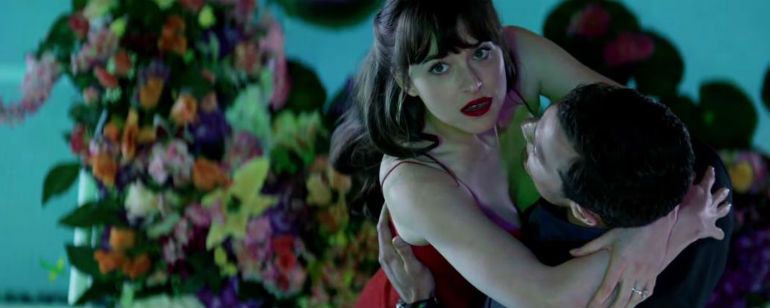 Christian Grey aposta em seu lado romântico no novo comercial de Cinquenta Tons Mais Escuros