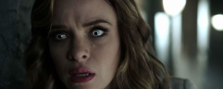 Iris e Caitlin correm perigo em novo trailer de The Flash