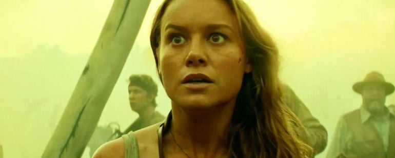 Brie Larson se aproxima de King Kong em banner de A Ilha da Caveira