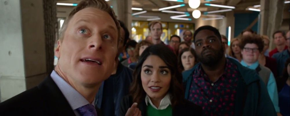 Powerless faz referência a Bruce Wayne, Super-Homem e jato invisível da Mulher-Maravilha em trailer