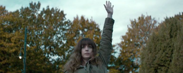 Anne Hathaway controla um monstro com o poder da mente no trailer bizarro de Colossal