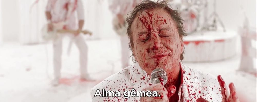 Fábio Júnior toma banho de sangue e canta Alma Gêmea em novo vídeo de Santa Clarita Diet