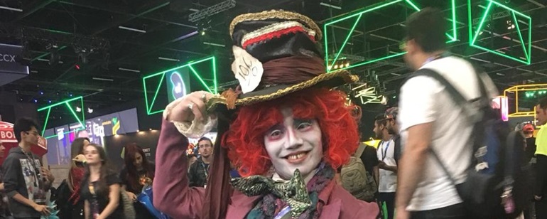 Cosplayer francesa surpreende com incrível cosplay da versão