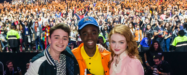 Atores de Stranger Things visitam Halloween da Universal