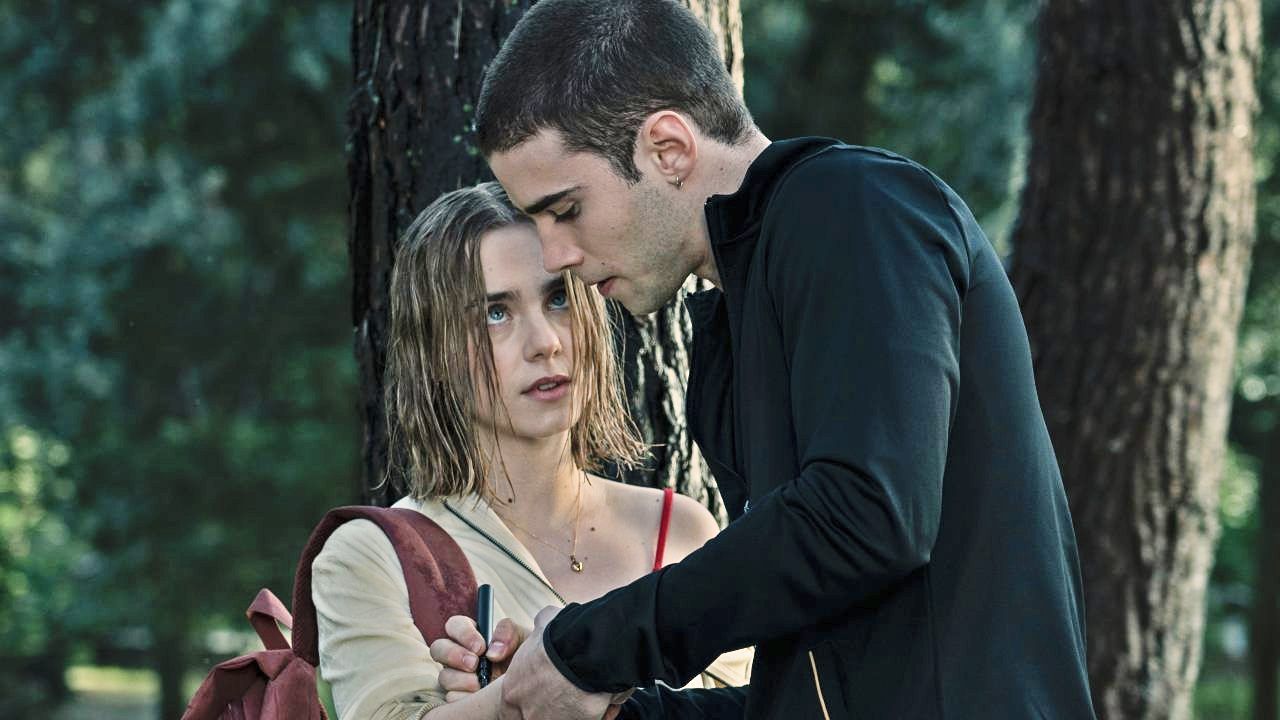 Através da Minha Janela 3 mudanças do livro original que irritaram fãs no filme da Netflix Através da Minha Janela 3 mudanças do livro original que irritaram fãs no filme da Netflix