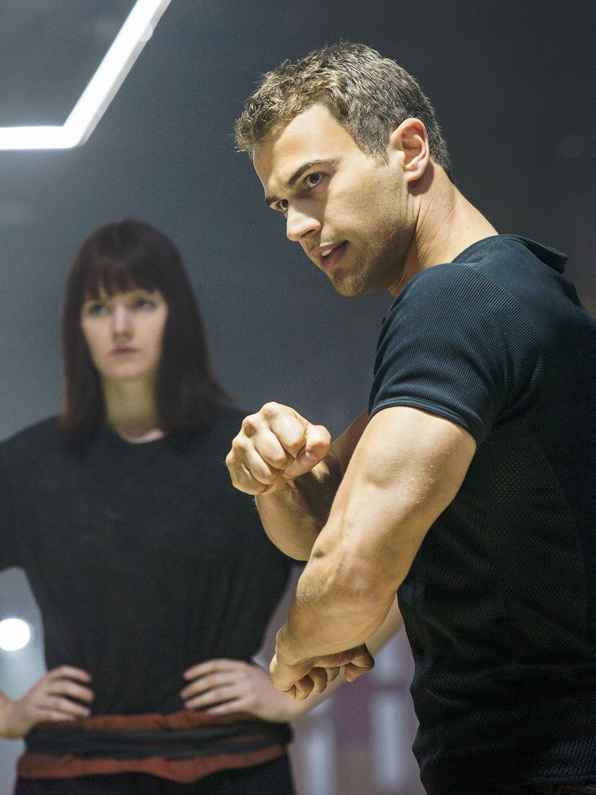 Foto de Theo James - Divergente : Foto Theo James - AdoroCinema