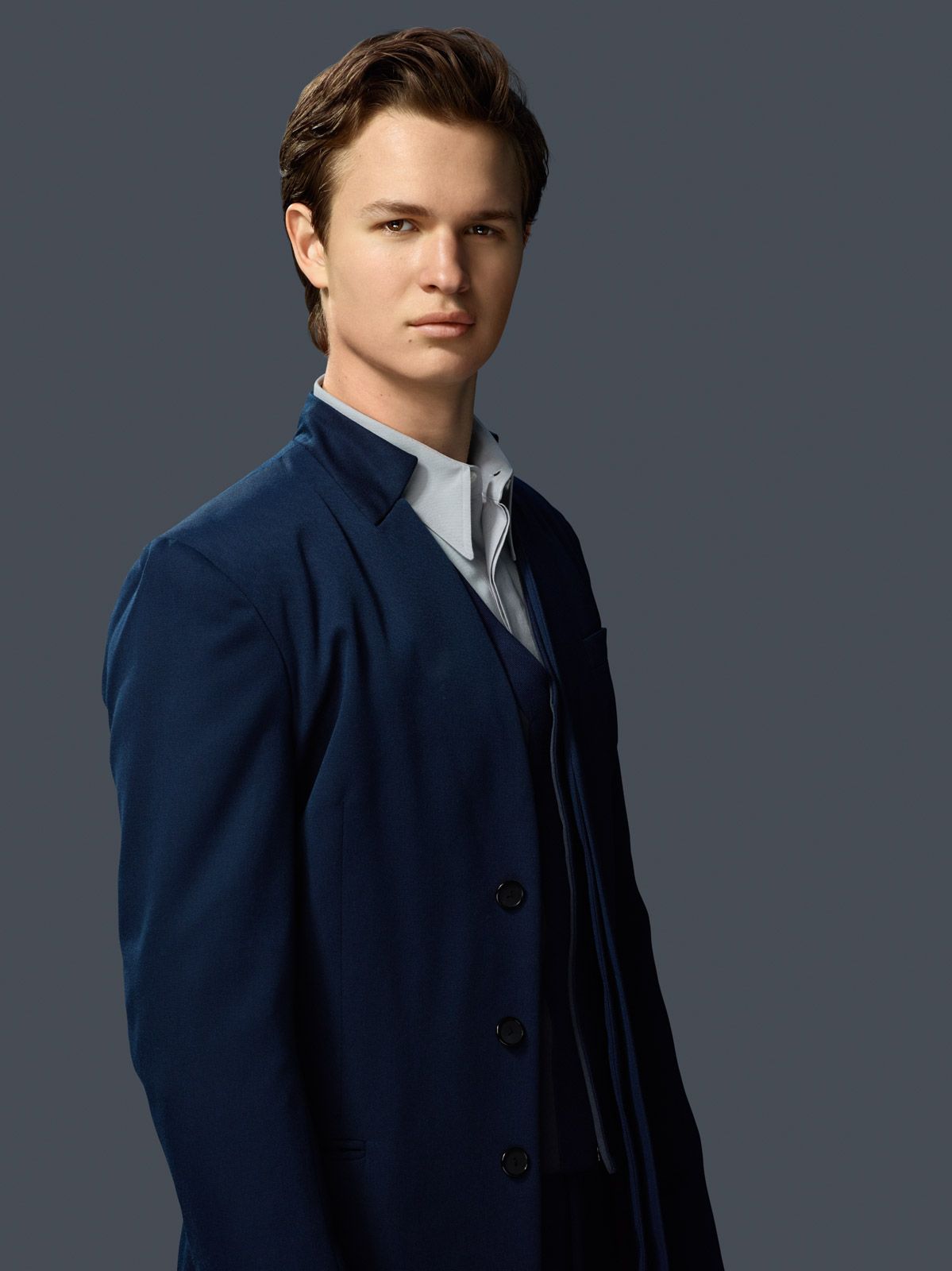 ansel elgort conjunto divergente