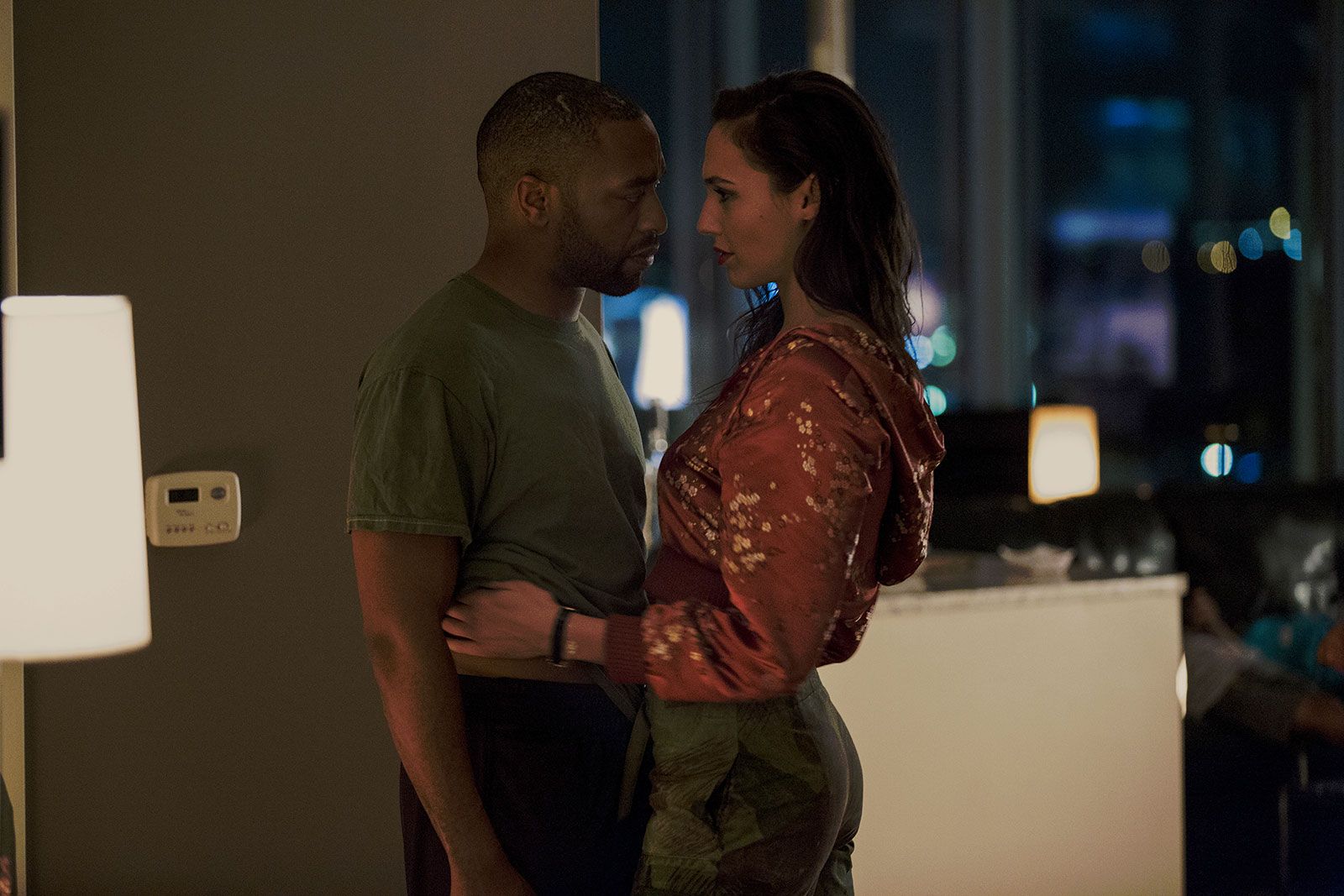Foto de Gal Gadot - Polícia em Poder da Máfia : Foto Chiwetel Ejiofor, Gal  Gadot - AdoroCinema