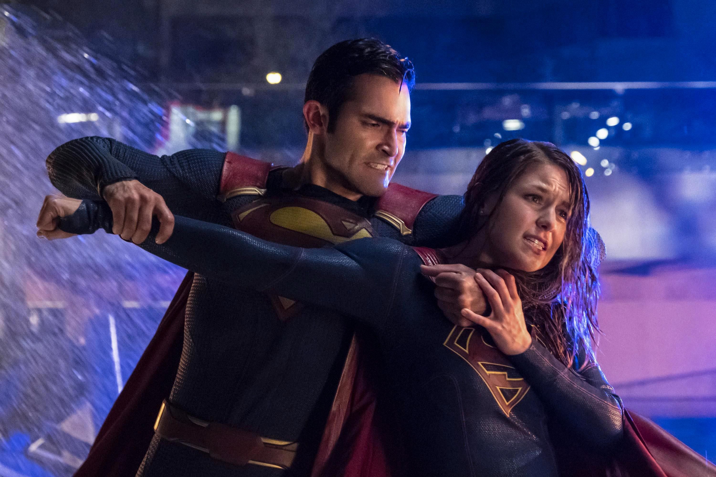 Unexpected Romance: Supergirl Stars' Kissing Photos - qrf6z01