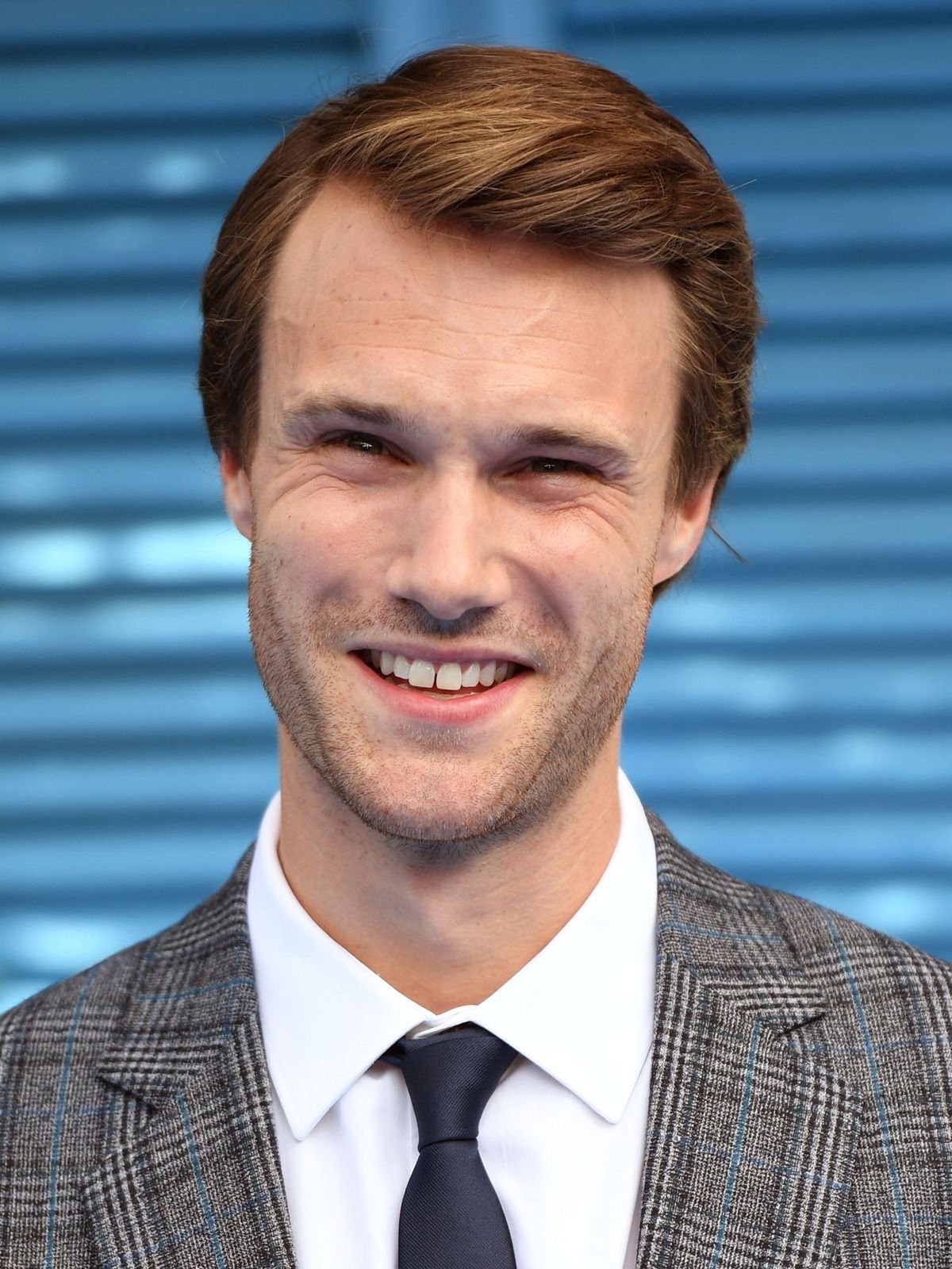 Hugh Skinner - AdoroCinema