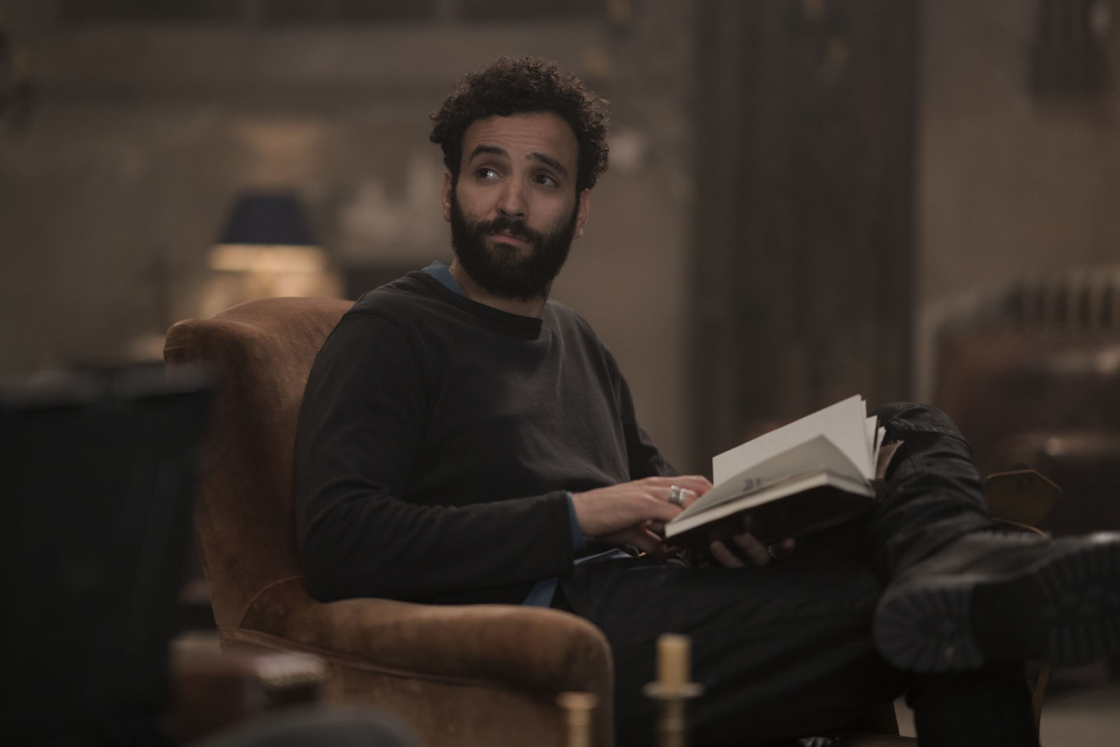 Marwan Kenzari como Joe em The Old Guard