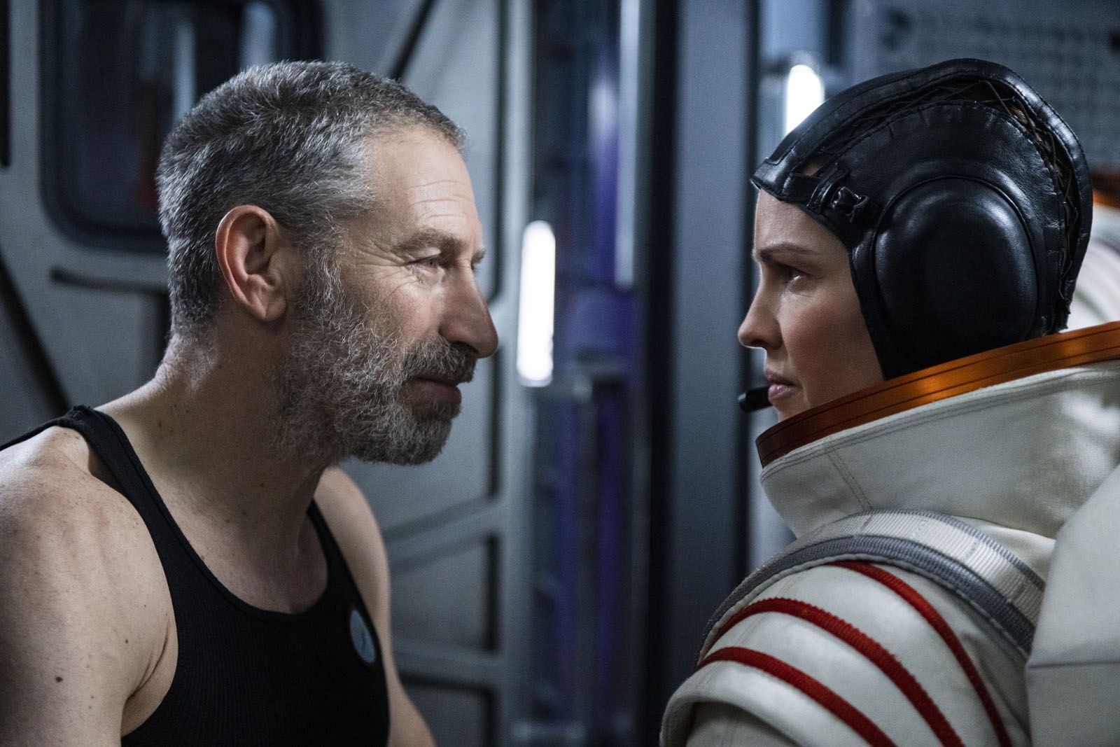 Away : Away : Fotos Hilary Swank, Mark Ivanir - 50 no 51 - AdoroCinema