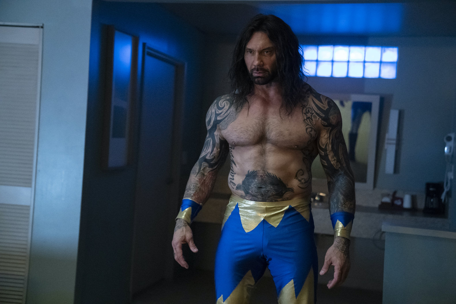 Dave Bautista aparece com visual intimidador na primeira imagem do