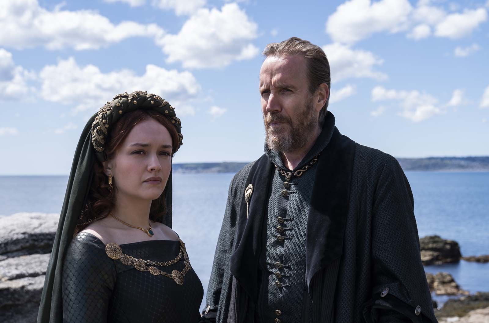 Olivia Cooke com Rhys Ifans em House of the Dragon.