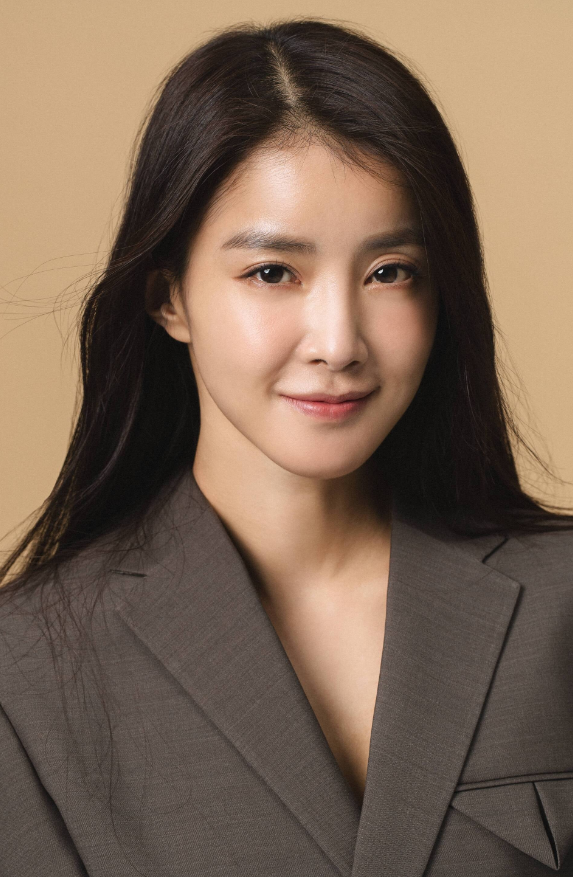Lee Si-young : A biografia - AdoroCinema