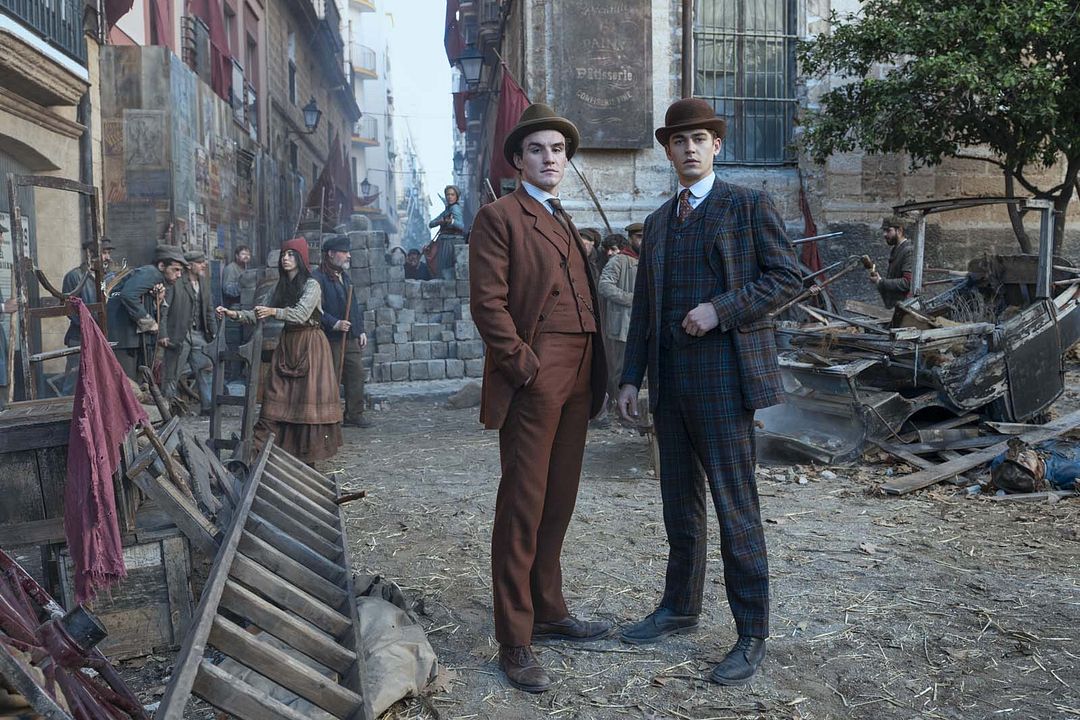 Fotos Hero Fiennes Tiffin, Dónal Finn