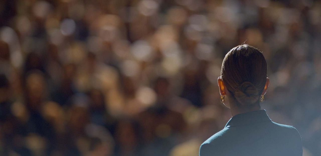 Deu Match: A Rainha De Apps De Namoro : Fotos Lily James