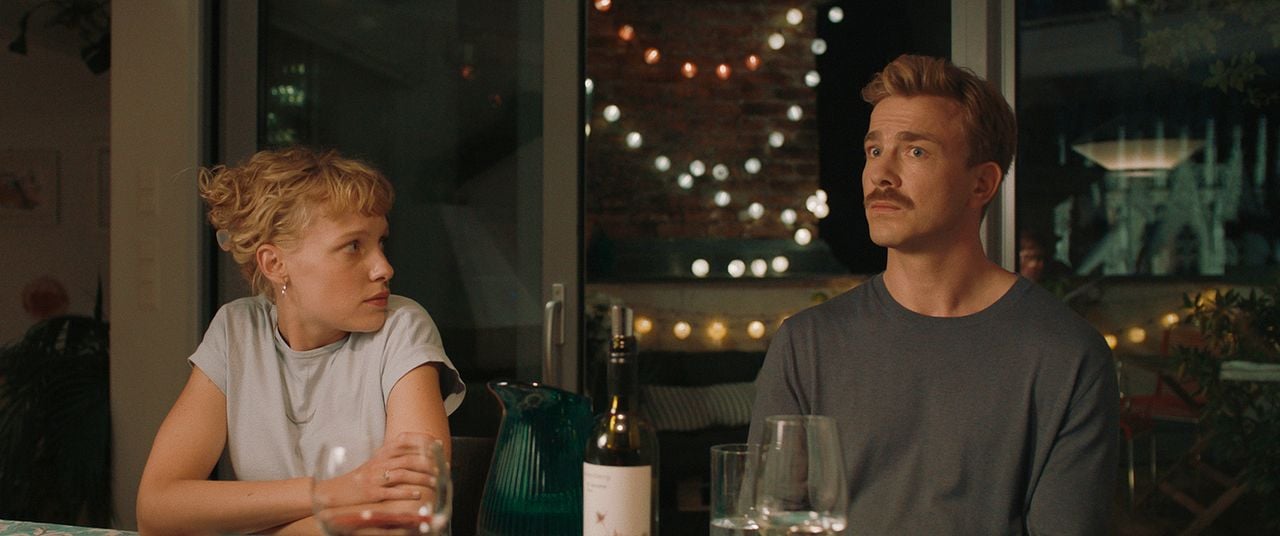 O Pavão : Fotos Albrecht Schuch, Julia Franz Richter