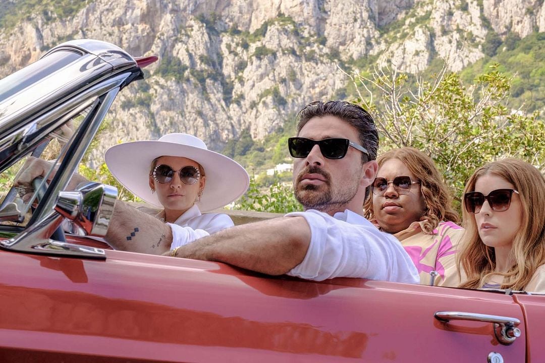 Outro Pequeno Favor : Fotos Anna Kendrick, Blake Lively, Alex Newell, Michele Morrone