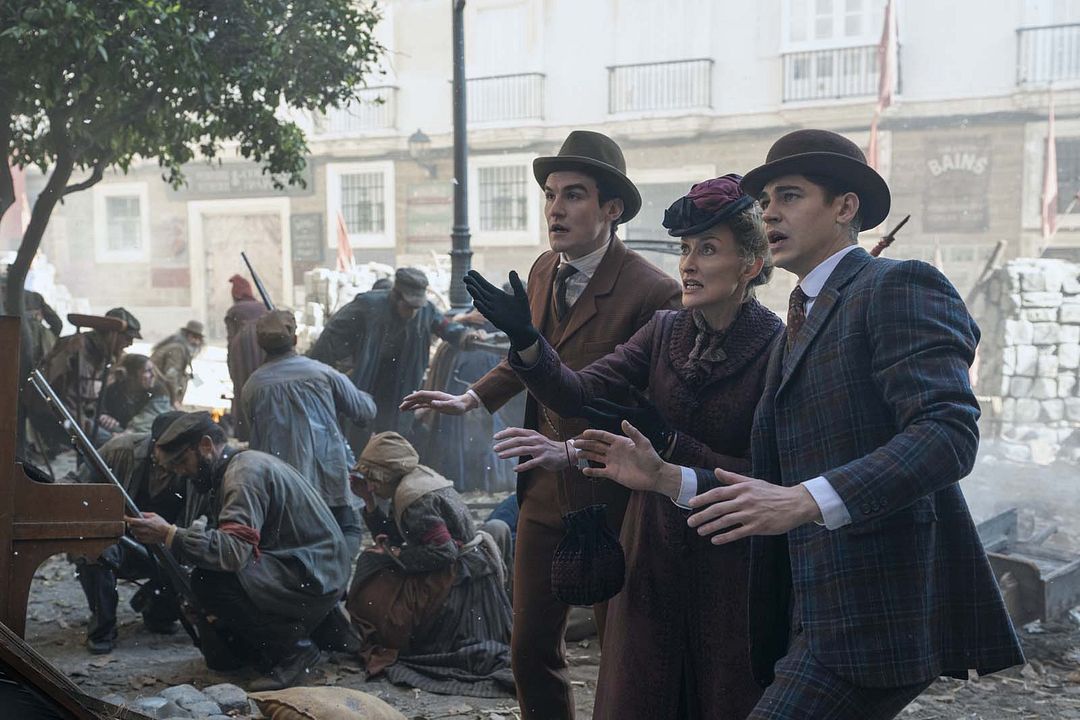 Fotos Natascha McElhone, Hero Fiennes Tiffin, Dónal Finn