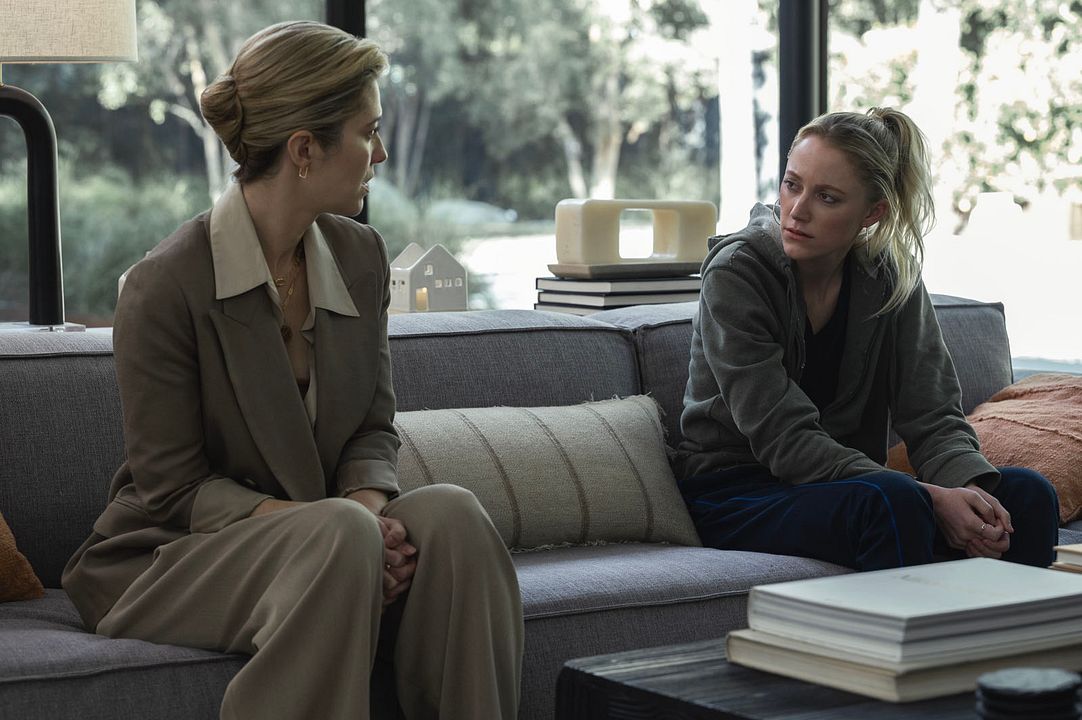 A Mão Que Balança o Berço : Fotos Maika Monroe, Mary Elizabeth Winstead