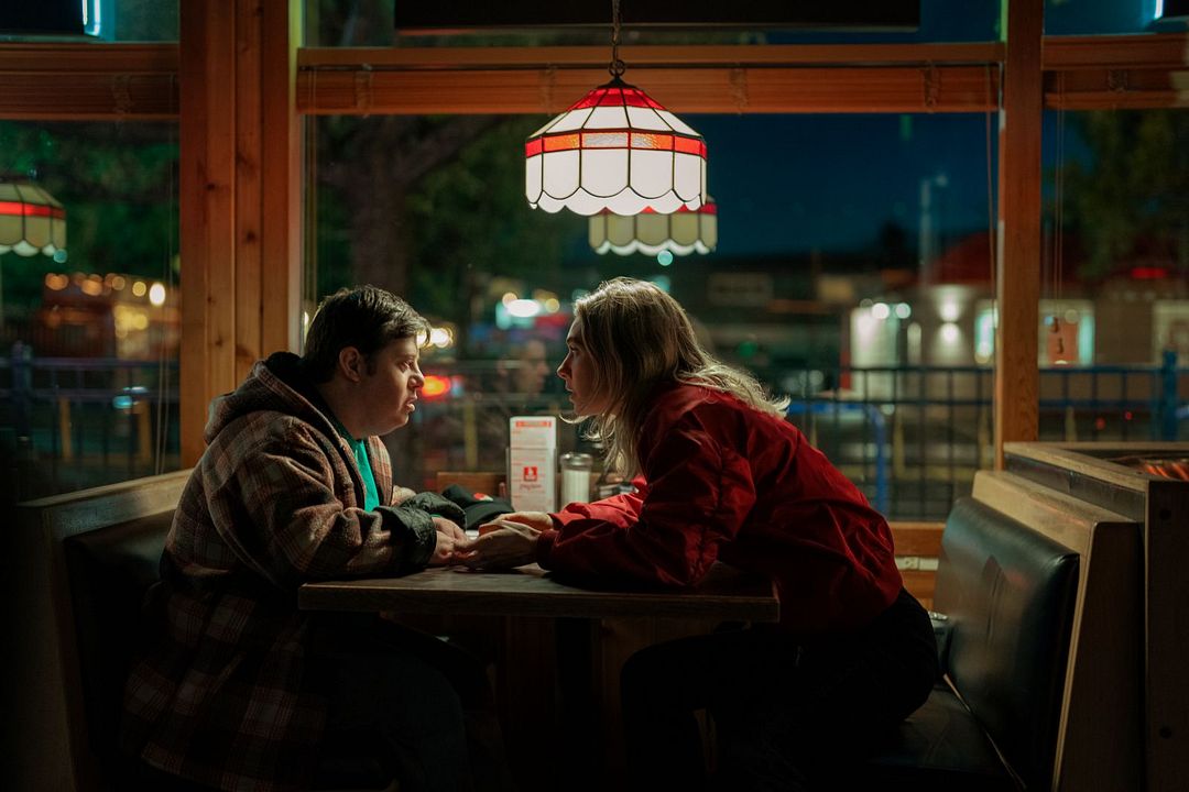 A Noite Sempre Chega : Fotos Zachary Gottsagen, Vanessa Kirby