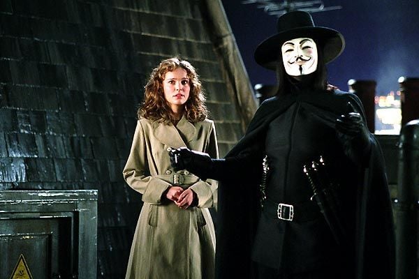 Hugo Weaving and James McTeigue during V For Vendetta Tokyo Foto  jornalística - Getty Images