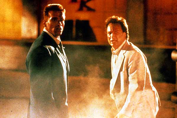 Inferno Vermelho : Fotos Arnold Schwarzenegger, James Belushi