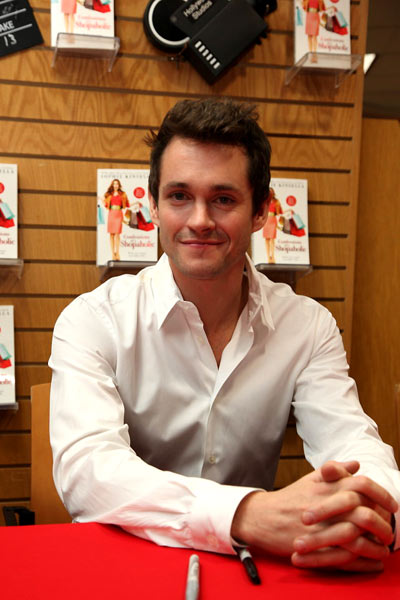 Os Delírios de Consumo de Becky Bloom : Fotos Hugh Dancy