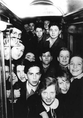 Nos Braços de Estranhos - Histórias do Kindertransport : Fotos