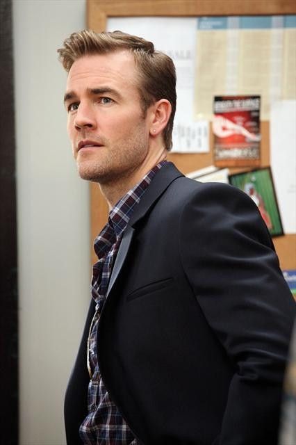 Don't Trust The B---- in Apartment 23 : Fotos James Van Der Beek