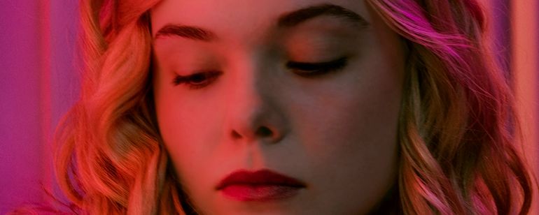 Elle Fanning está coberta de sangue na primeira foto de The Neon