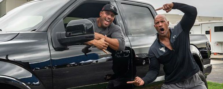 Ator The Rock presenteia seu dublê há 17 anos com carro: 'Um irmão