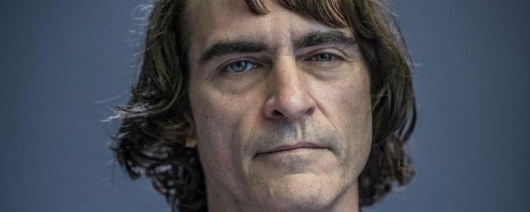 Joaquin Phoenix se destaca em imagem inédita de Coringa 2