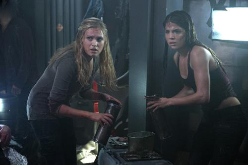 The 100 : Fotos Eliza Taylor, Marie Avgeropoulos