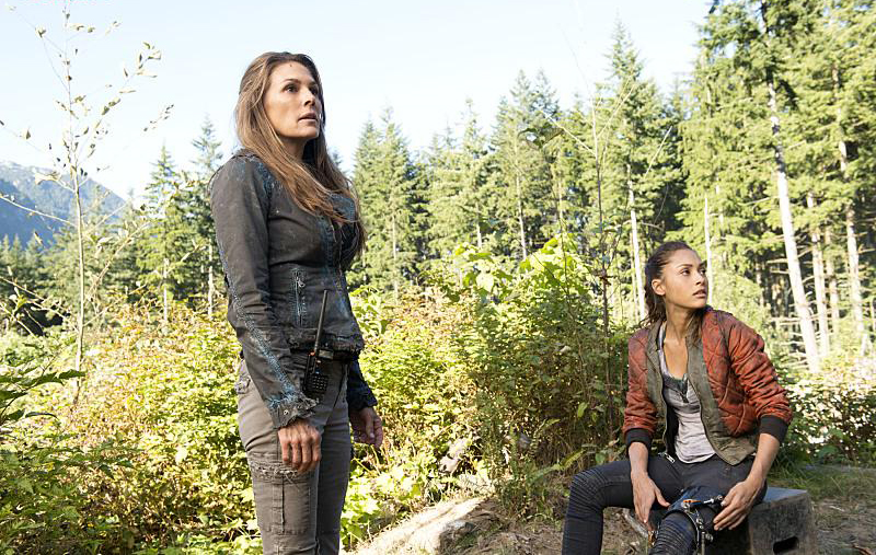 The 100 : Poster Paige Turco, Lindsey Morgan
