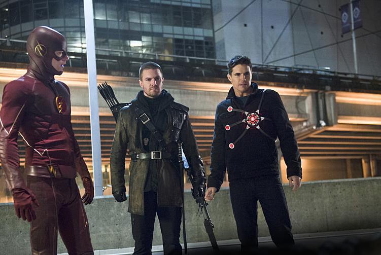 The Flash (2014) : Fotos Robbie Amell, Stephen Amell, Grant Gustin